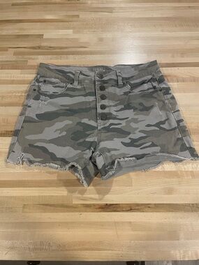 Time and Tru Taupe Green Camo Button-Front Women's Shorts